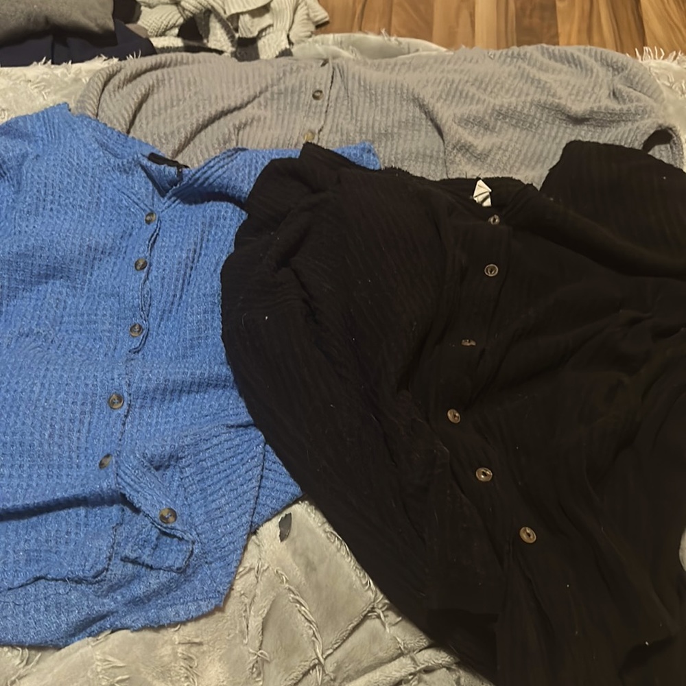 3 good sweaters oversized in different colors